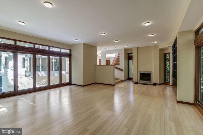 Building Photo - 1325 Darnall Dr