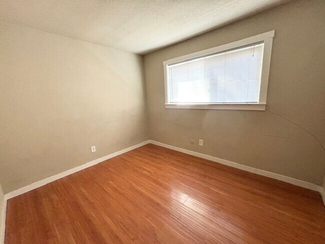 Building Photo - Charming 3 bed / 1 bath Apartment by Downtown