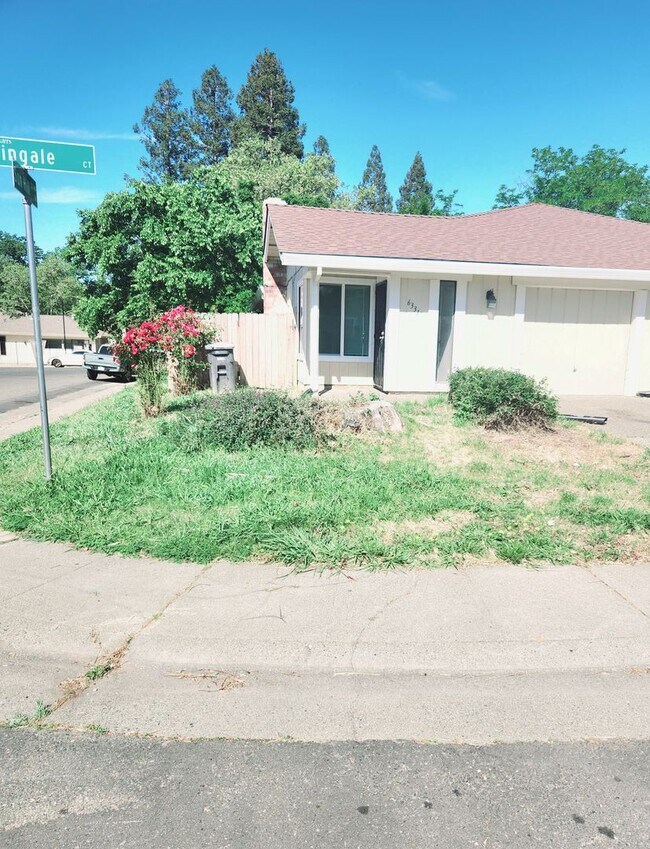 Building Photo - Renovated Halfplex! - Available Now!!