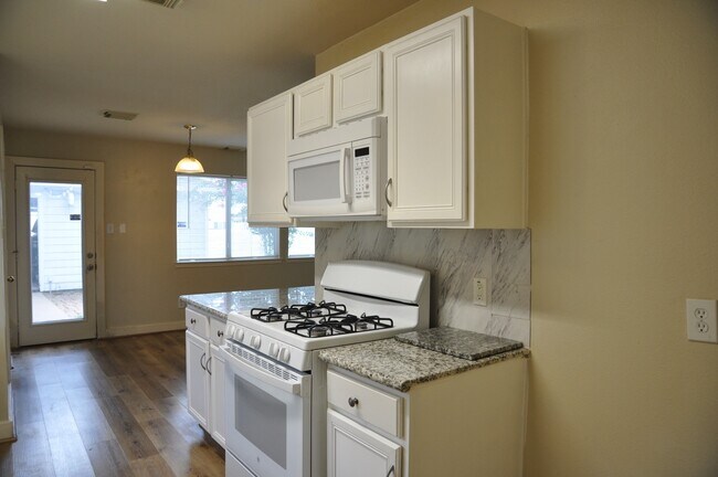 Building Photo - 20734 Settlers Lake Cir N