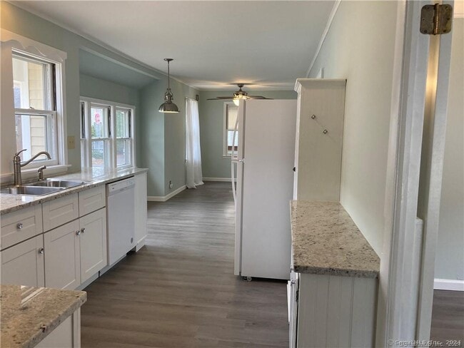 Building Photo - 31 Daggett St