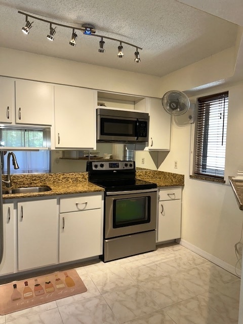 Building Photo - Oaks IV - NN202