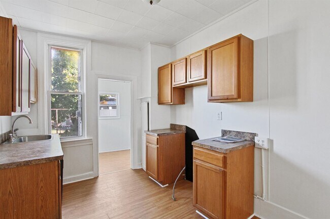 Building Photo - Spacious 5 Bedroom, 1 Bath Home!