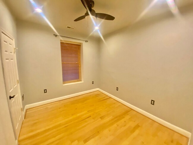 Building Photo - Mt Vernon Triangle Spacious 2 Bed 2.5 Bath...