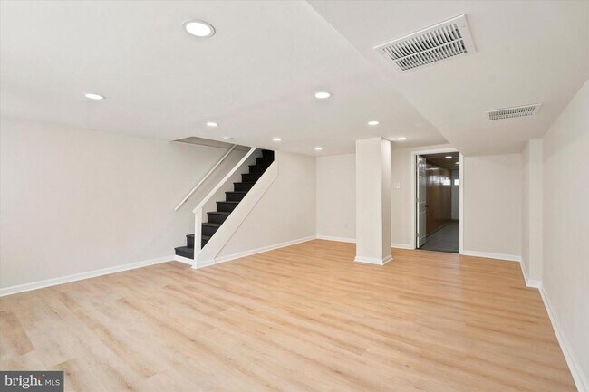 Building Photo - 668 Renz St