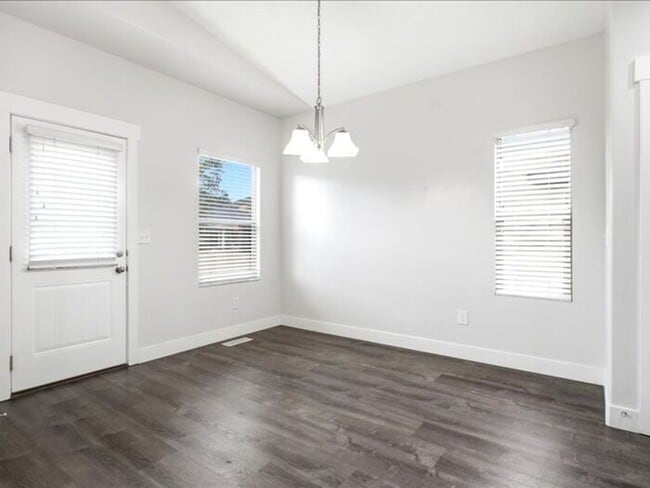 Building Photo - S Jordan-Beautiful 5 bed 3 bath family home
