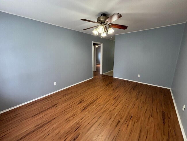 Building Photo - 8831 Country Club Dr