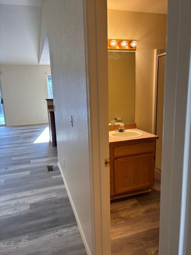 Building Photo - 726-728 E Spokane Ave