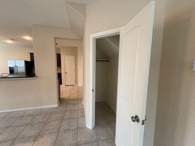 Building Photo - 4B2.5B Warm & Spacious Home in Remington R...