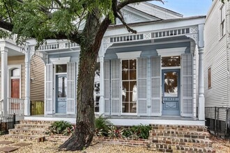 Building Photo - Carondelet