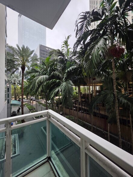 Building Photo - 950 Brickell Bay Dr