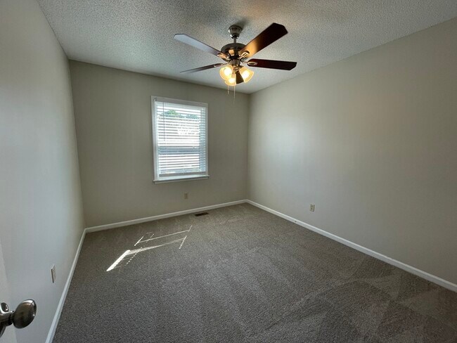 Building Photo - Stunning 4BR 2.5BA w/ Granite Kitchen in South Overland Park