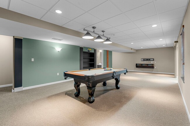 Building Photo - Stunning Former Display Home on a Quiet Cu...