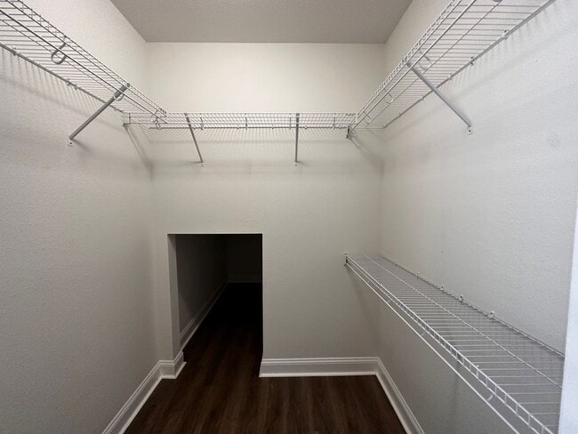 Building Photo - 2918 Fontana St