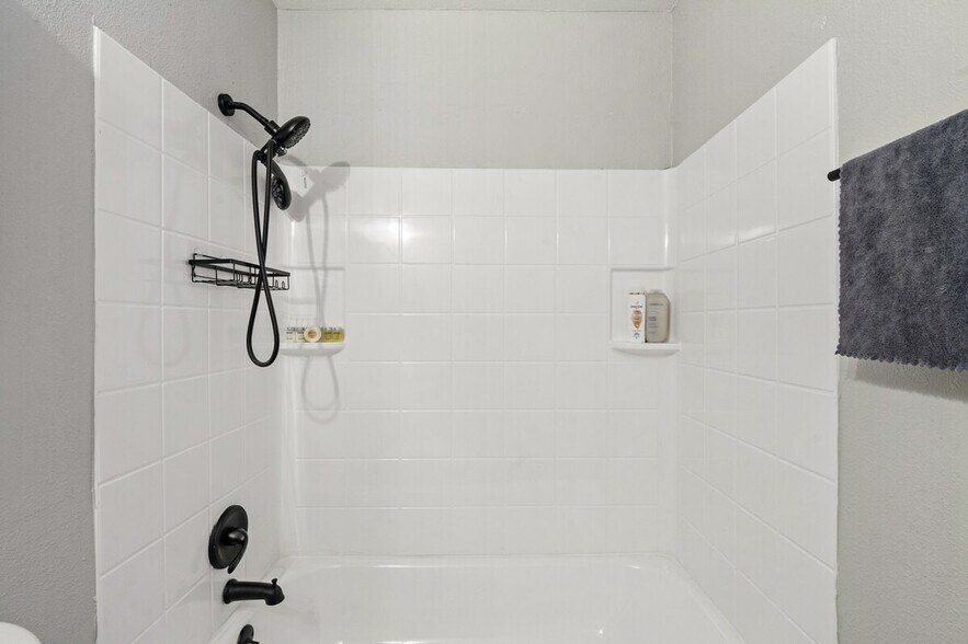 Building Photo - 4102 W Virginia Ave