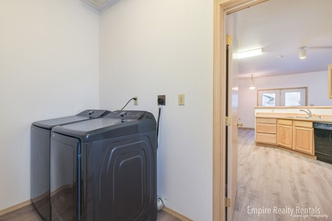Building Photo - Three Bed, 2.5 Bath, 1 Car Garage