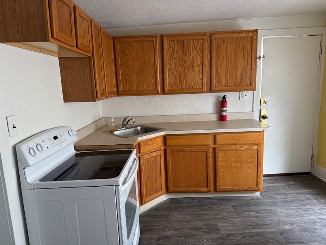 Building Photo - 106 E Pine St