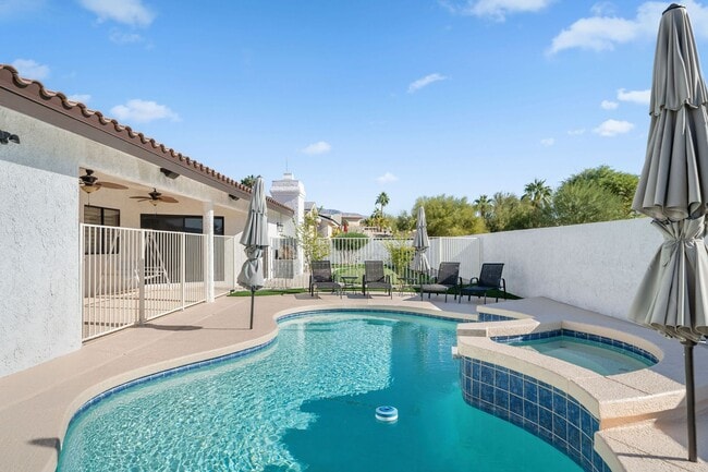 Building Photo - 4 Bedroom Pool Home on the Golf Course