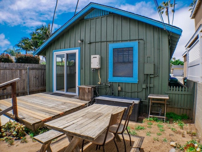 Building Photo - Historical Cottage!
