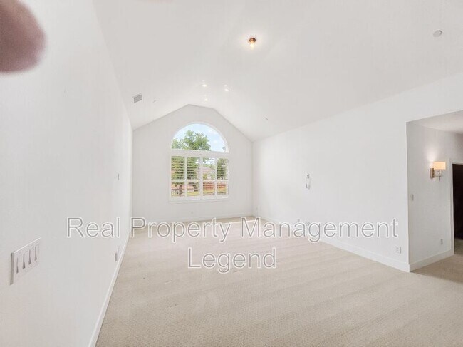 Building Photo - 809 Jamestown Ln