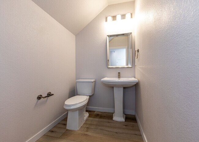 Building Photo - 3 Bedroom End Unit Luxury Townhome in Moun...