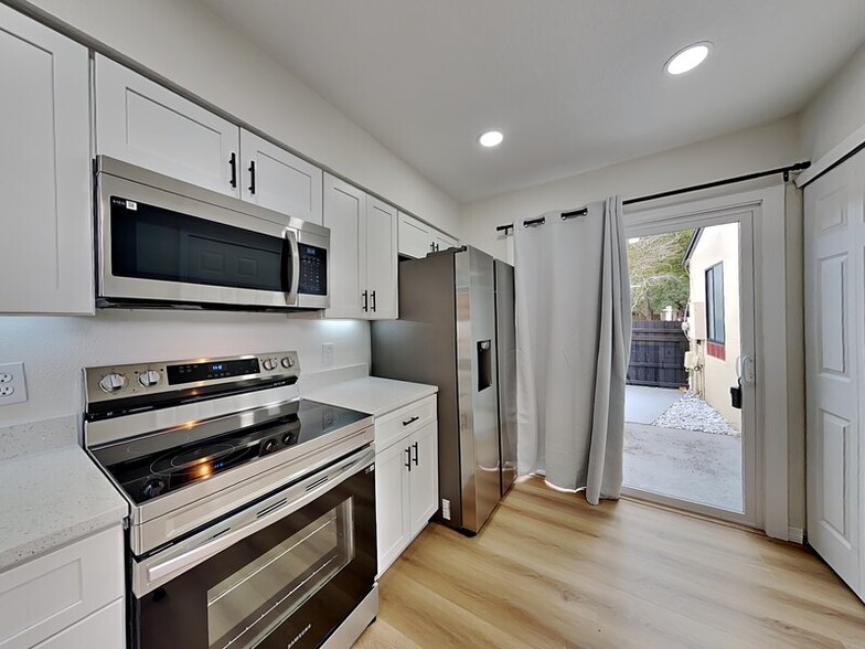 Building Photo - 739 Golden Sunshine Cir