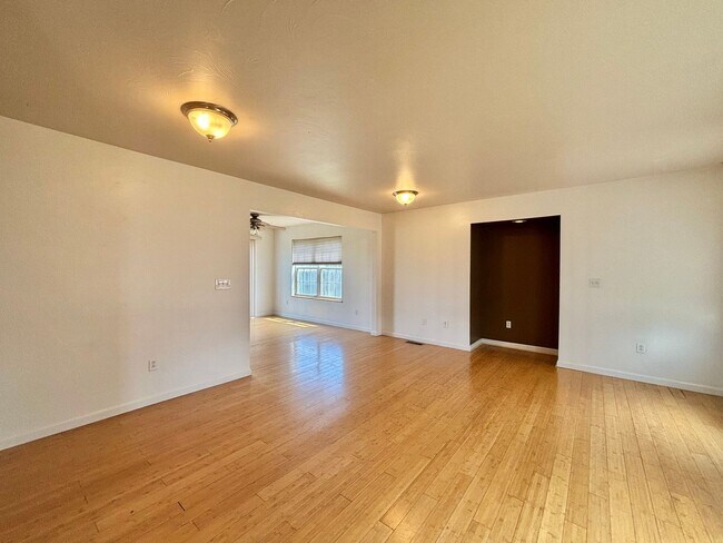 Building Photo - Great 3br/2.5ba, with a bonus space.