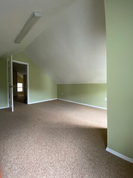 Building Photo - 421 Country Club Rd