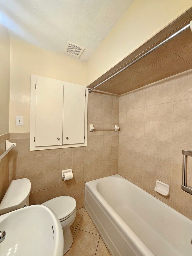 Building Photo - $2,100 - 3 Bed / 3 Bath Charming Home by G...