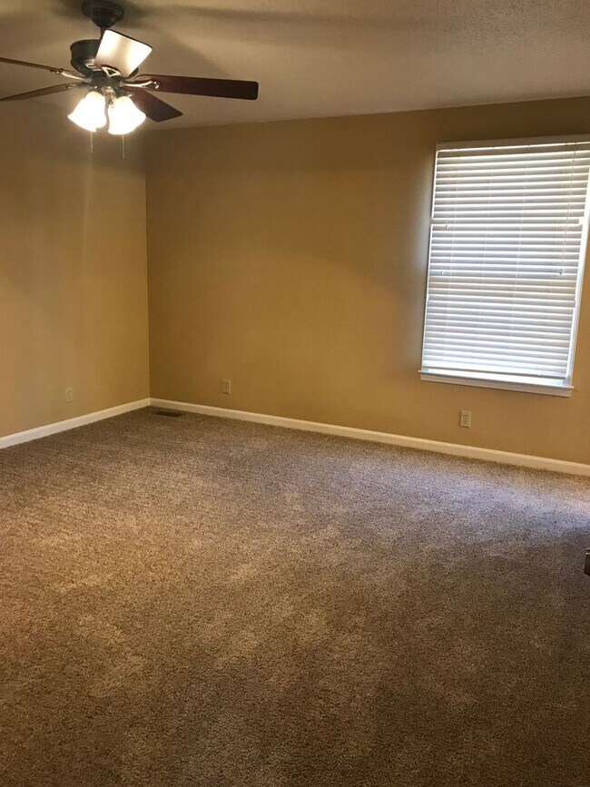 Building Photo - 3 Bedroom Home with Bonus Room For Rent!