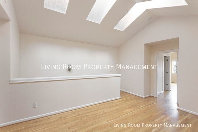 Building Photo - Large Private Townhouse in Johns Landing!