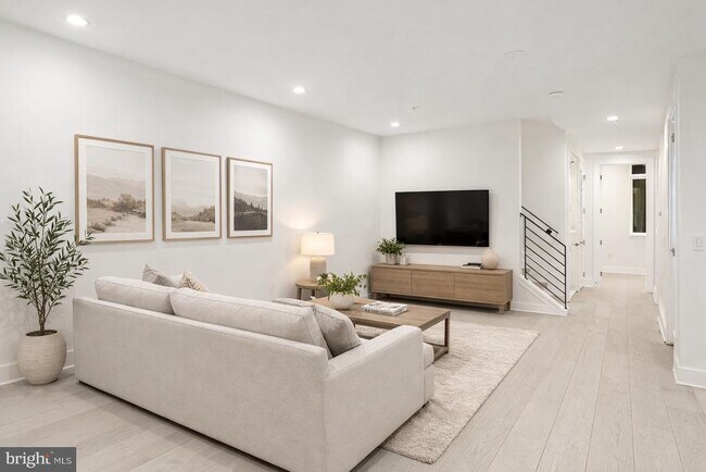 Building Photo - 142 S Front St