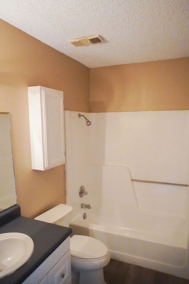 Building Photo - 3 Bed 2 Ba Condo w Garage - East Wichita
