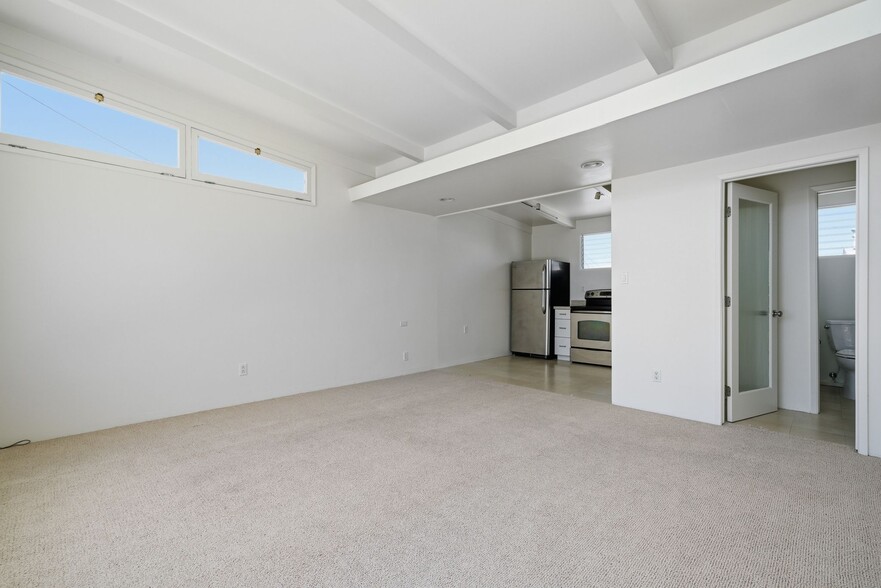 Building Photo - 1210 W Oceanfront