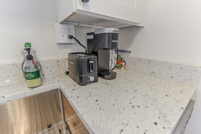 Building Photo - The Artist's Apt. | 1BR | Short North | +Parking