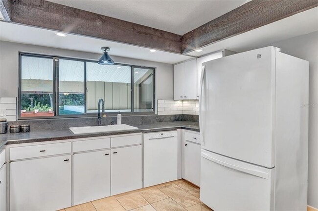 Building Photo - 4 Nottingham Way