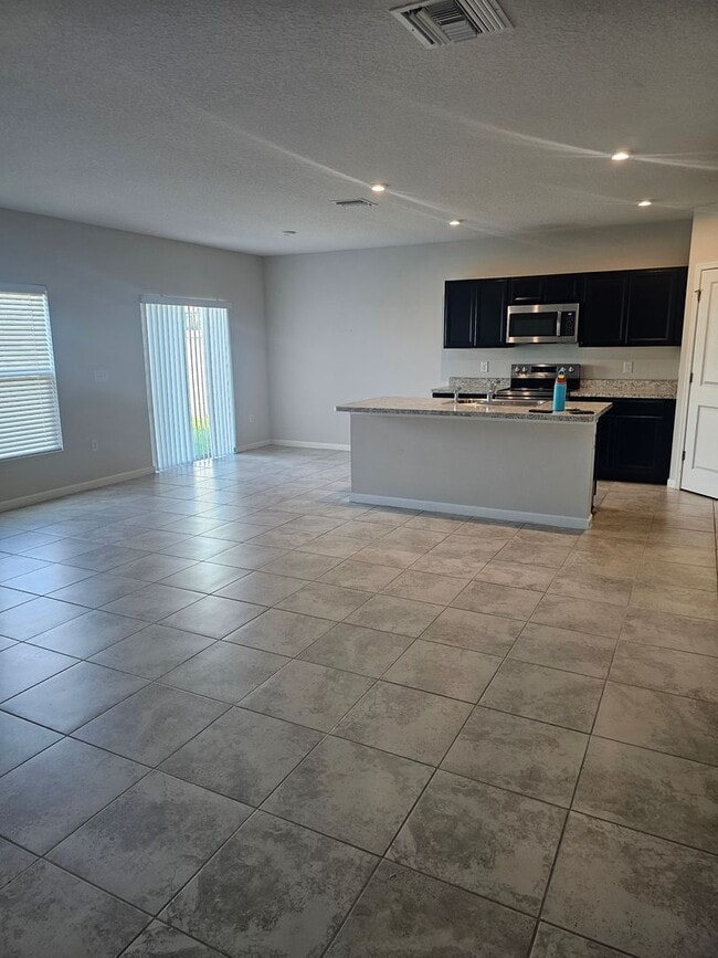 Building Photo - 3 bed 2 bath single family home