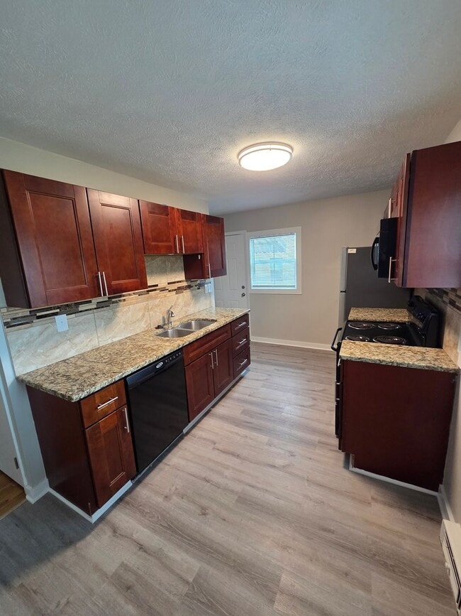Building Photo - 3 bed, 2 bath, 1 car detached garage!
