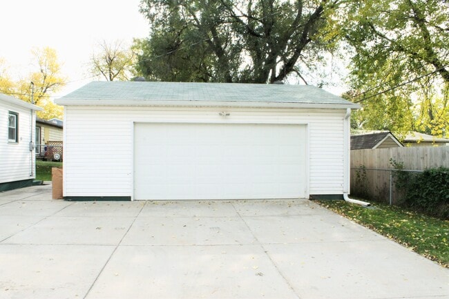 Building Photo - 6109 Buckingham Ave