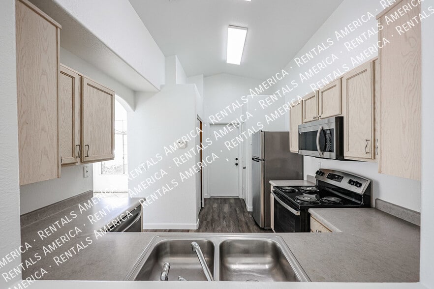 Building Photo - 12731 W Sharon Dr