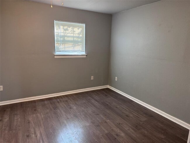 Building Photo - 901 Parmer Ave