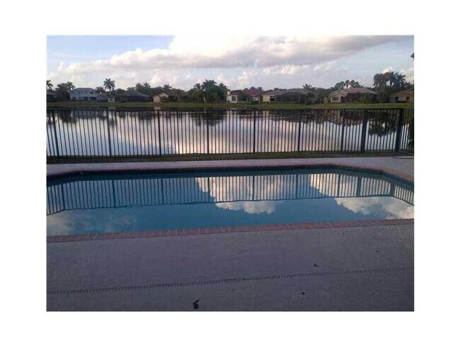 Building Photo - 2653 Oakbrook Dr