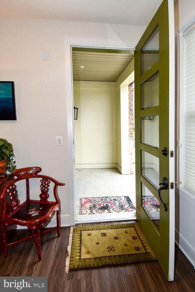 Building Photo - 4-Level Furnished townhome!