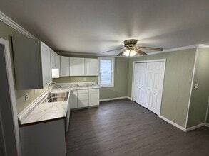 Building Photo - 3BR 1BA Large Detached Garage