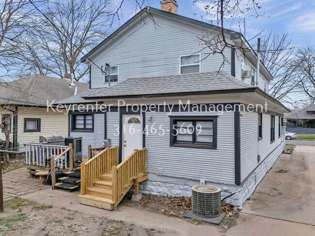 Building Photo - Charming 2 bedroom 1 bath Craftsman Duplex