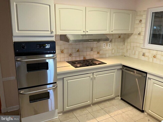 Building Photo - 303 Charlton Ct