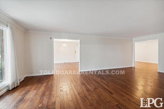 Building Photo - 3835 Hillandale Rd