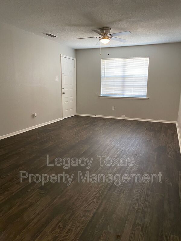 Building Photo - 1302 Berry Dr