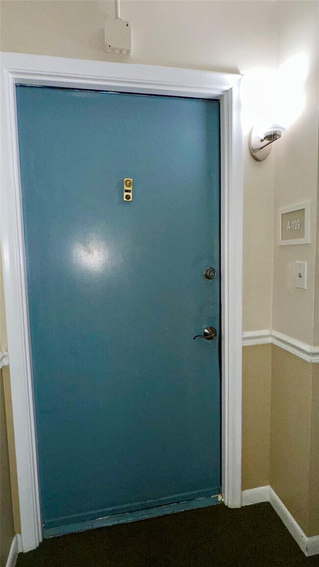 Building Photo - 12 NE 19th Ct