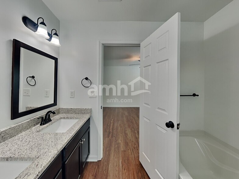 Building Photo - 1617 Shire Village Dr